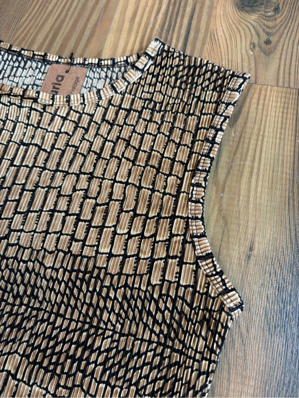 Sleeveless Patterned crinkle Tank Top - Picture 2 of 4